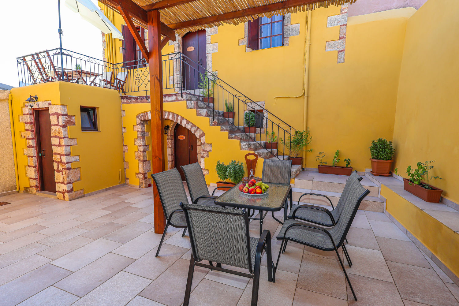 Courtyard with table and chairs